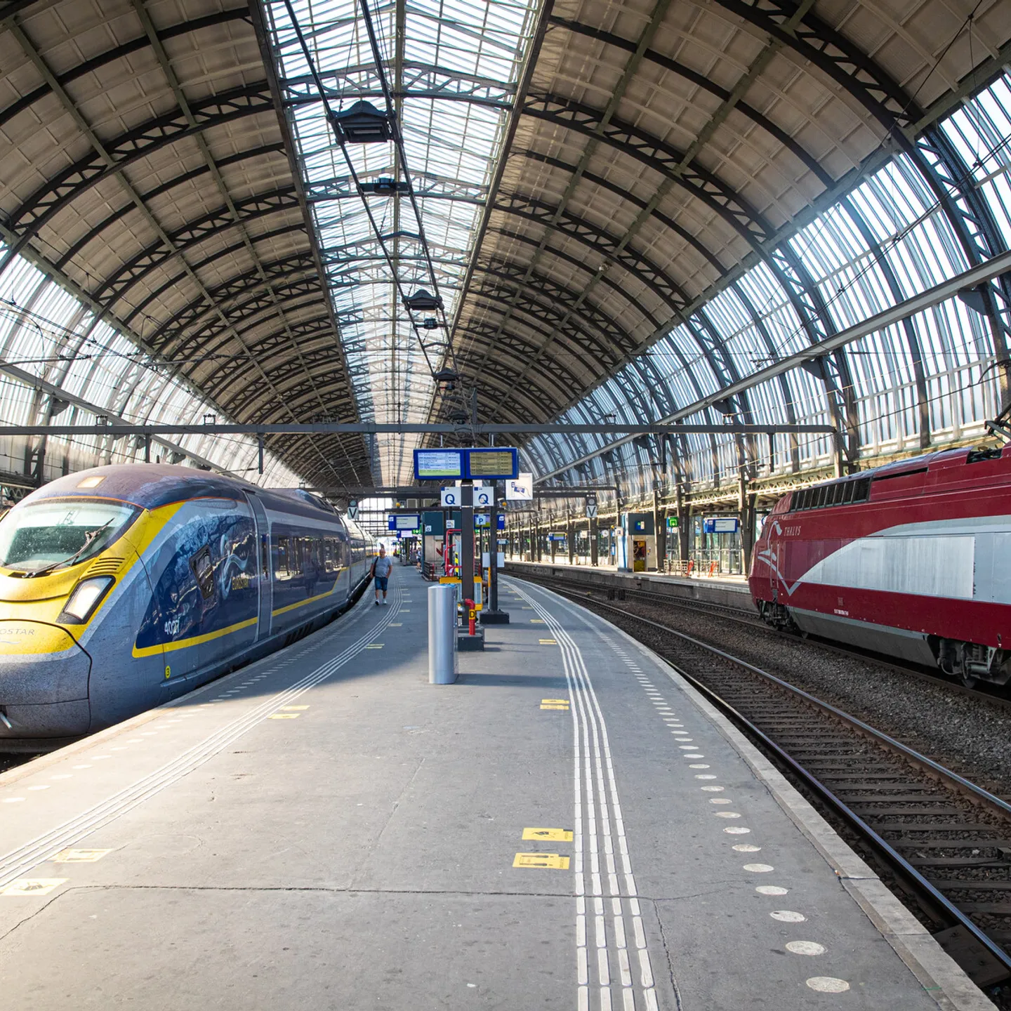 De Eurostar naar Londen (links) en naar Parijs (rechts)