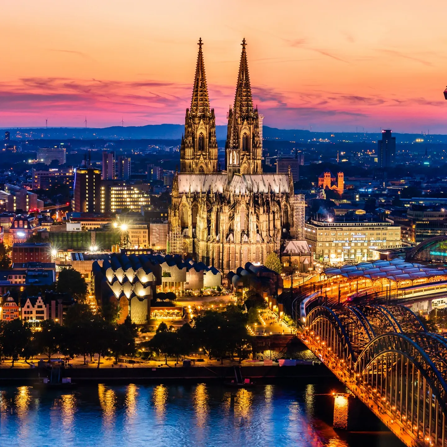 Zicht op de Kölner Dom, de Hohenzollernbrücke en het Hauptbahnhof