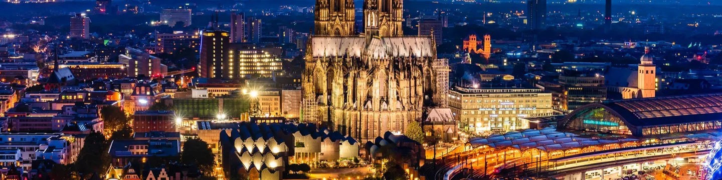 Zicht op de Kölner Dom, de Hohenzollernbrücke en het Hauptbahnhof