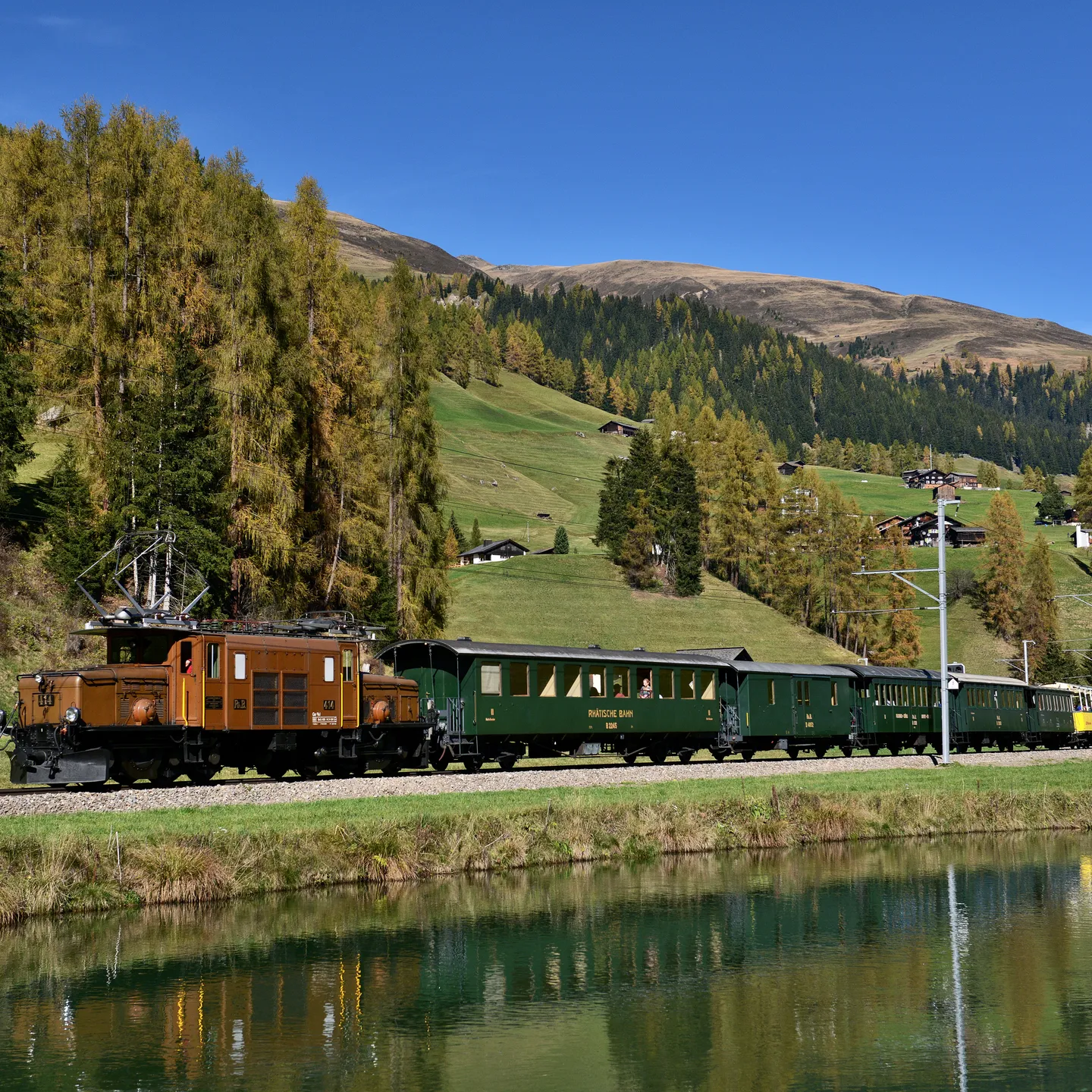 De Krokodil van de Rhätische Bahn tussen Davos en Filisur