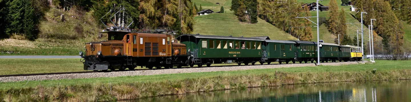 De Krokodil van de Rhätische Bahn tussen Davos en Filisur