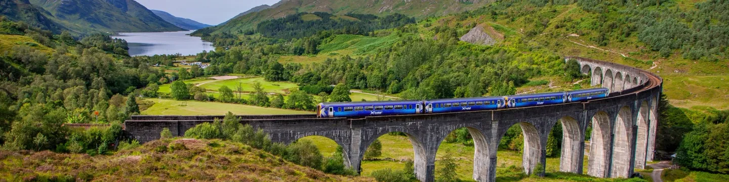 Een trein over het Glenfinnanviaduct op de West Highland Line