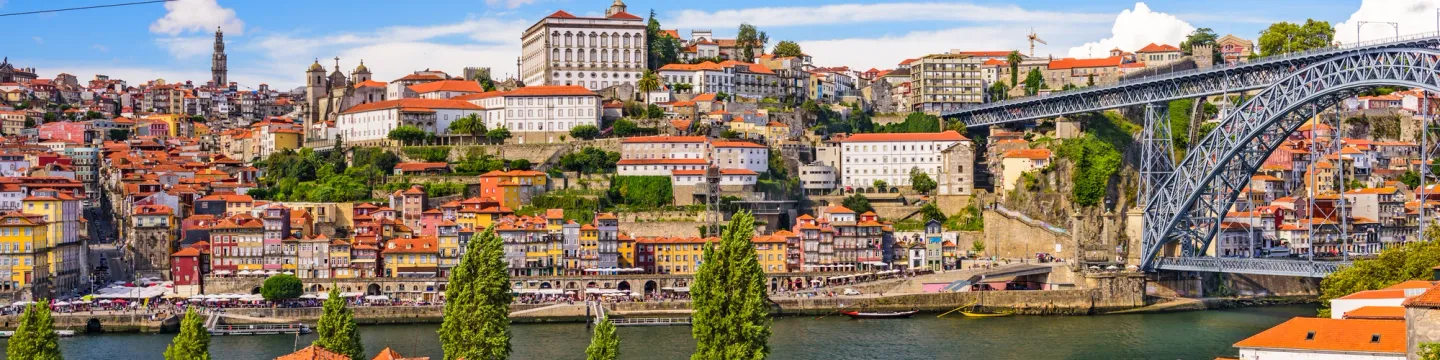 Uitzicht op de Douro, de wijk Ribeira en de Ponte Luís I in Porto