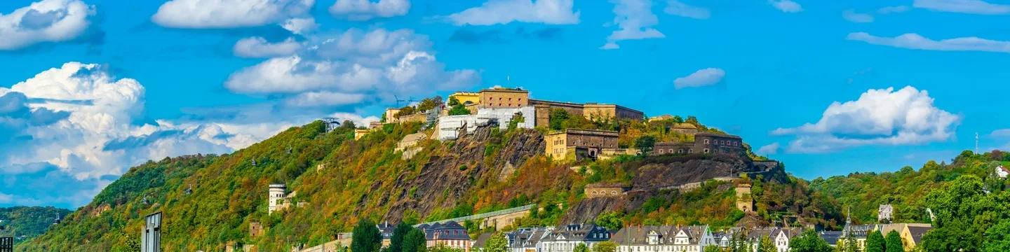 Zicht op het Ehrenbreitstein-fort en de Rijn