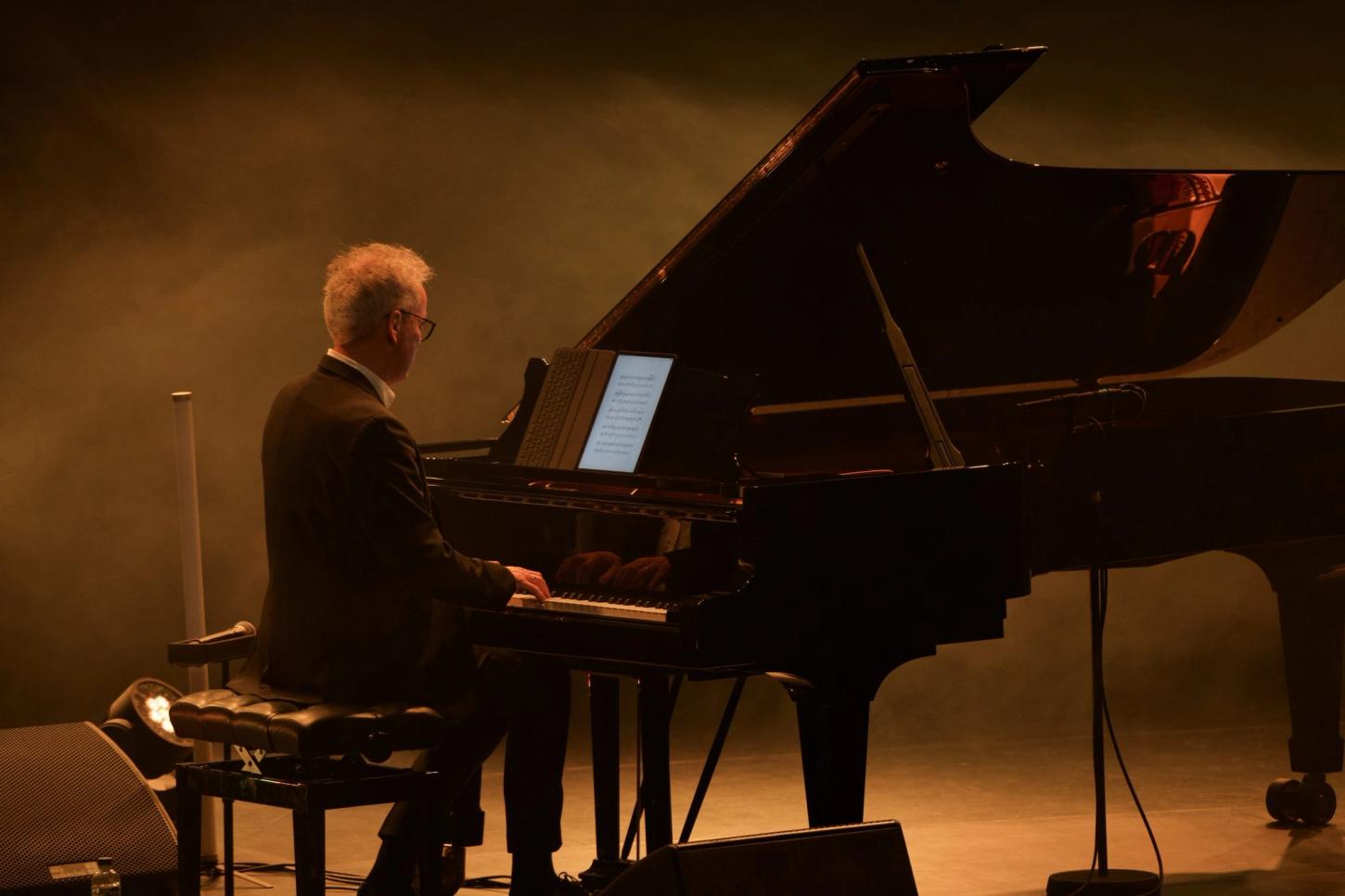 Jan Gunnar Hoff som spiller på flygel