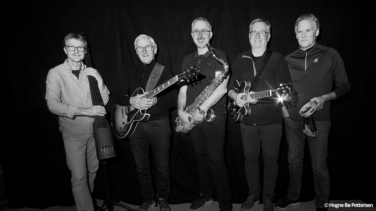 Bilde av bandet JAZZÅ? med hvert sitt instrument.