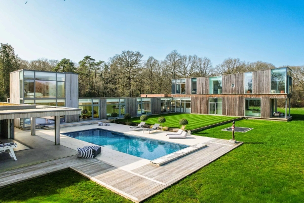 Love Locations contemporary garden shoot space GU8: High-end swimming pool flanked by minimalist architectural wings and manicured hedges, tailored for luxury brand events and video shoots.