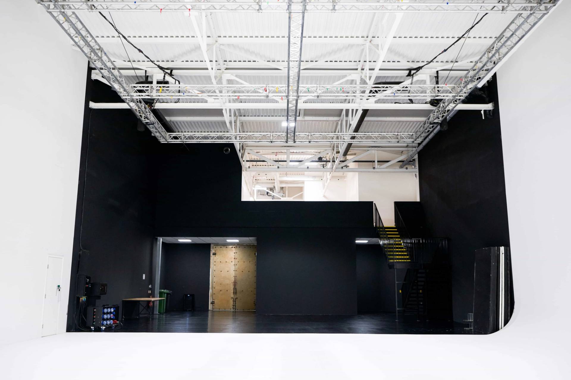 Versatile film and photography studio with infinity cove in Acton W3 – love locations