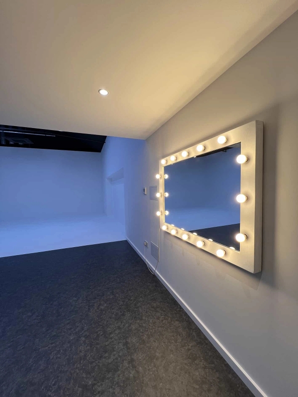 Spacious industrial studio with white shooting walls in Acton W3 West London – Love Locations