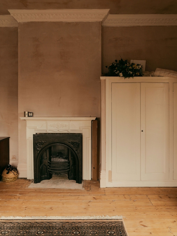 Victorian living room with fireplace and parquet flooring in Weybridge Surrey – Love Locations