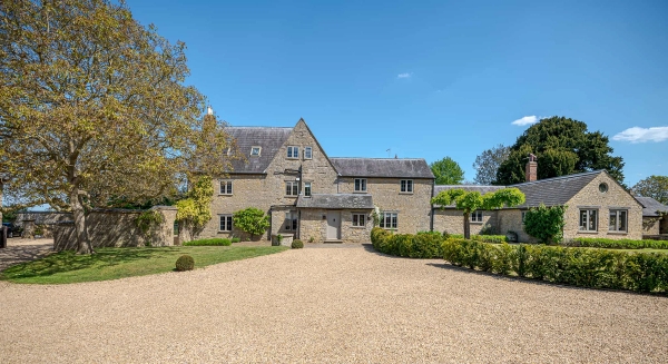 Jacobean farmstead in West Northamptonshire countryside – Love Locations