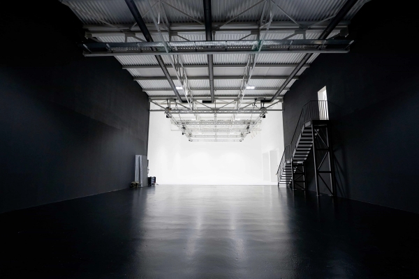 Large scale film studio in Acton W3 with high ceilings and rigging – love locations