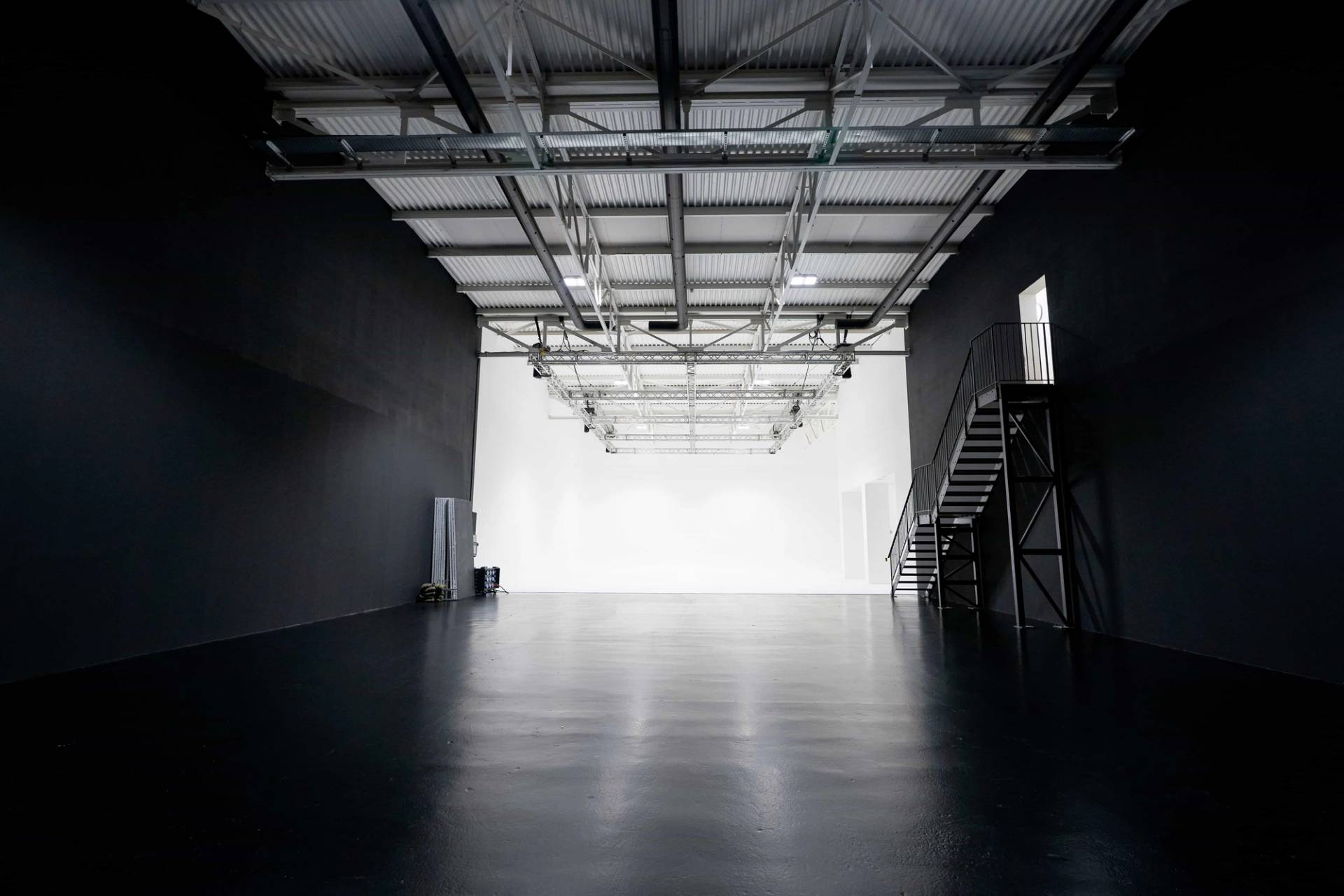 Large scale film studio in Acton W3 with high ceilings and rigging – love locations
