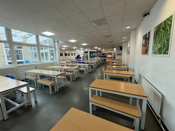 Love Locations spacious school lunchroom backdrop EN4: Expansive school dining room with extensive rowed seating, tailored for high-occupancy crowd scenes and promotional institutional media.