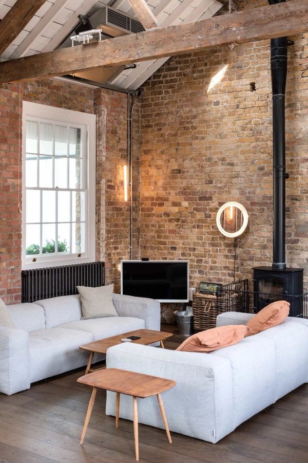 Loft kitchen studio with dining table and lounge area in Angel N1 – love locations