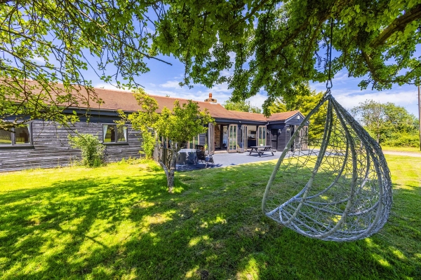 Rustic barn living space with vaulted roof RM4 Essex – Love Locations