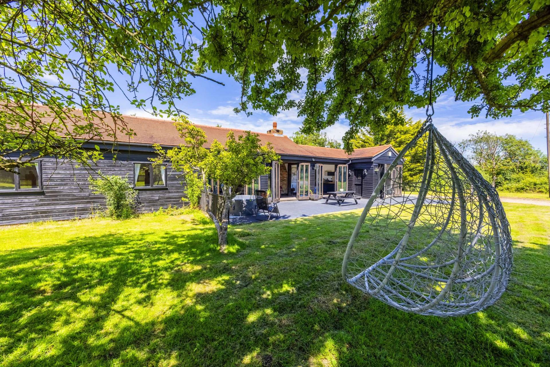 Rustic barn living space with vaulted roof RM4 Essex – Love Locations