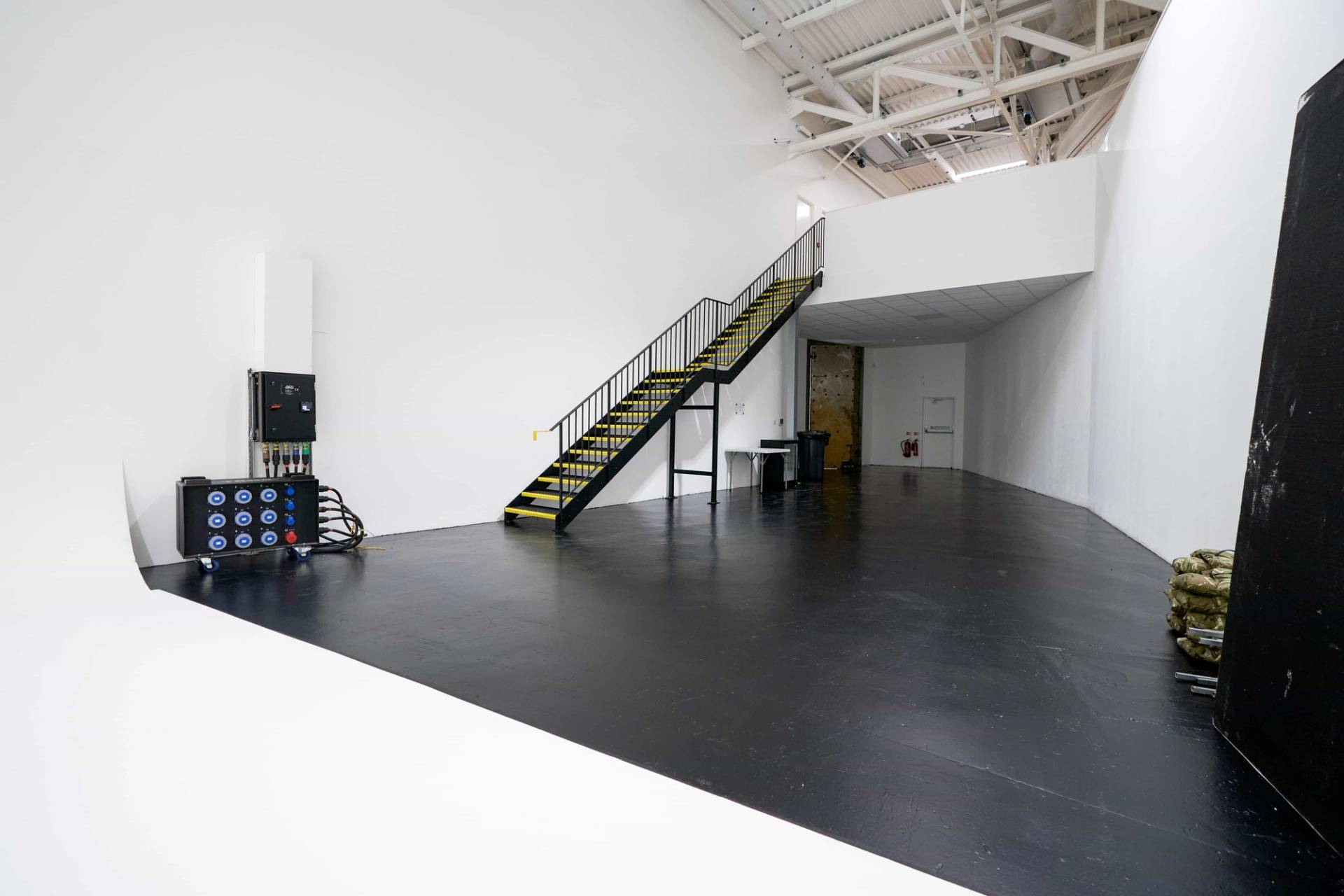 Large open plan white studio with clean backdrop in Acton West London W3 – love locations