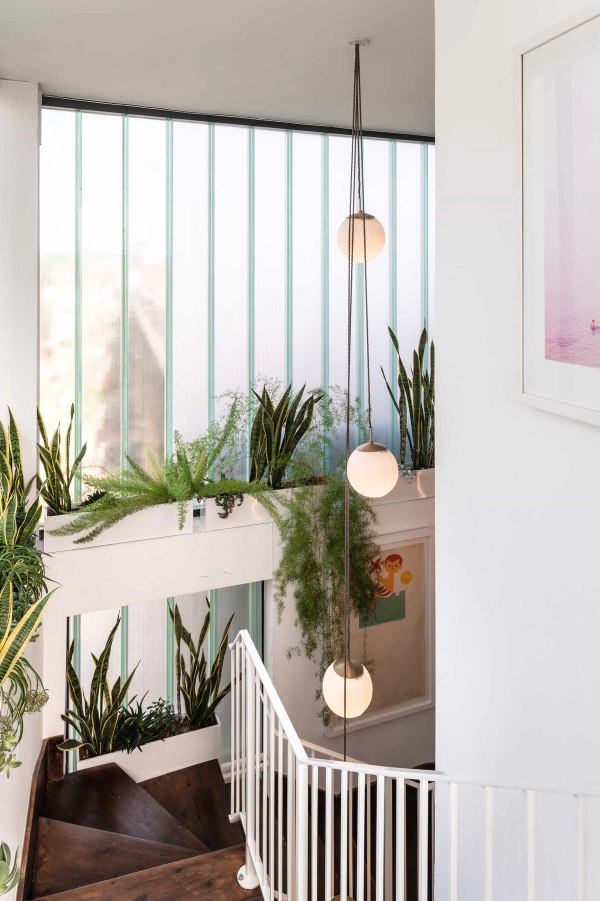 Kitchen studio with timber beams and open layout in Angel N1 – love locations