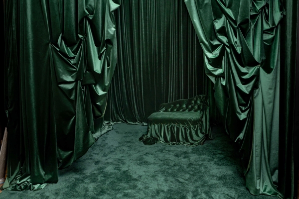 Emerald green studio set featuring floor-to-ceiling emerald velvet drapes, green carpet, and a velvet chaise lounge, Love Locations N15.