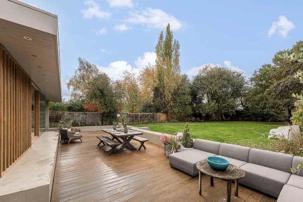 Henley modern property with garden terrace – Love Locations