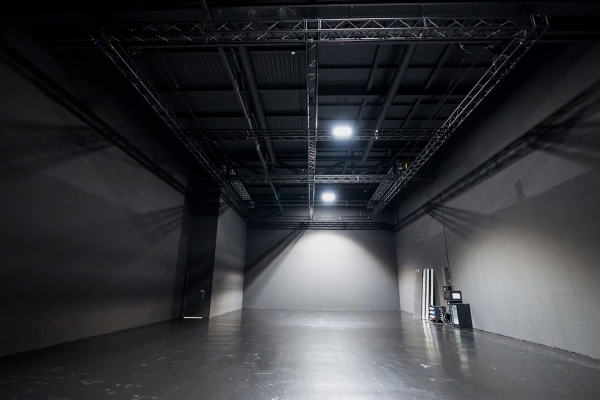 Black box film studio with high ceilings and lighting control in Acton W3 London – love locations