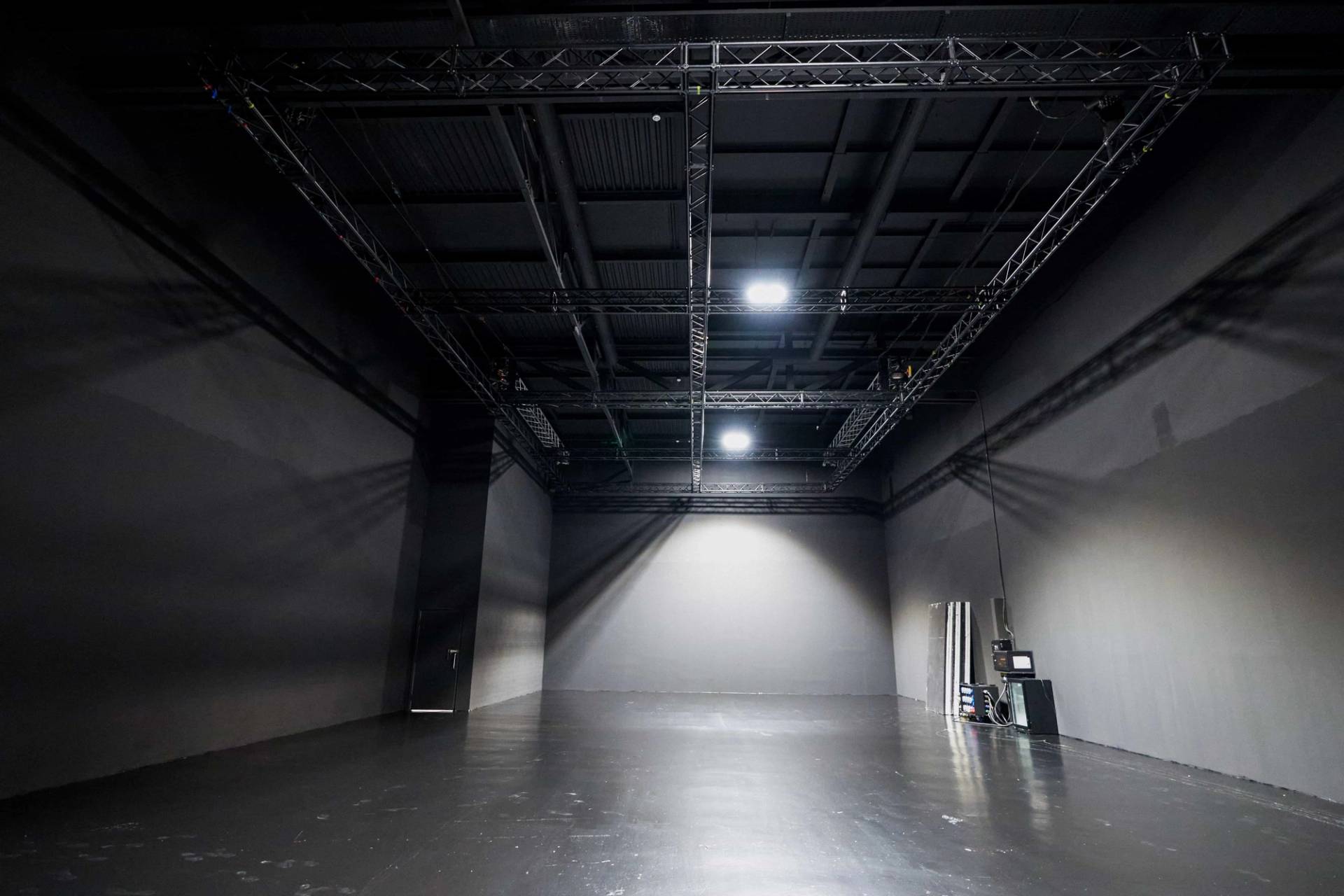 Black box film studio with high ceilings and lighting control in Acton W3 London – love locations