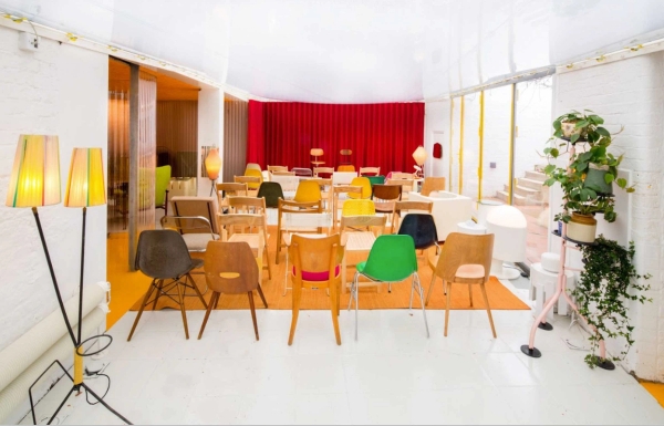Open plan workspace with meeting rooms and communal seating in Notting Hill London W11 – love locations