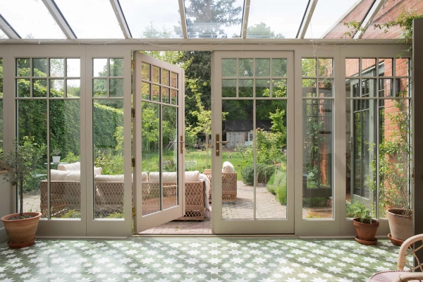 Modern house interior in Horsley, Surrey with open-plan living space, ideal film and TV location – Love Locations.