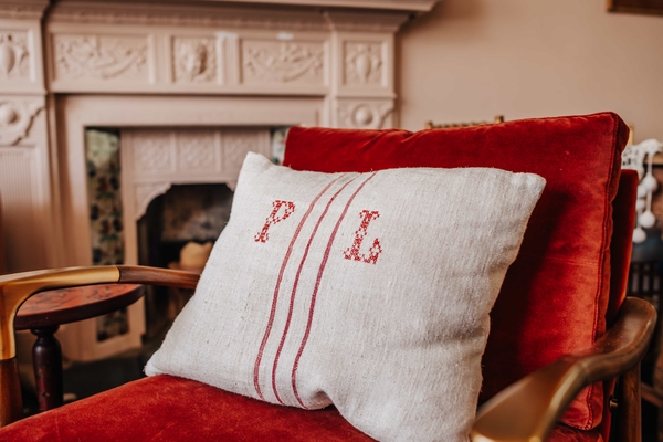 Traditional Victorian living room with antique mirror and fireplace in Hackney – Love Locations