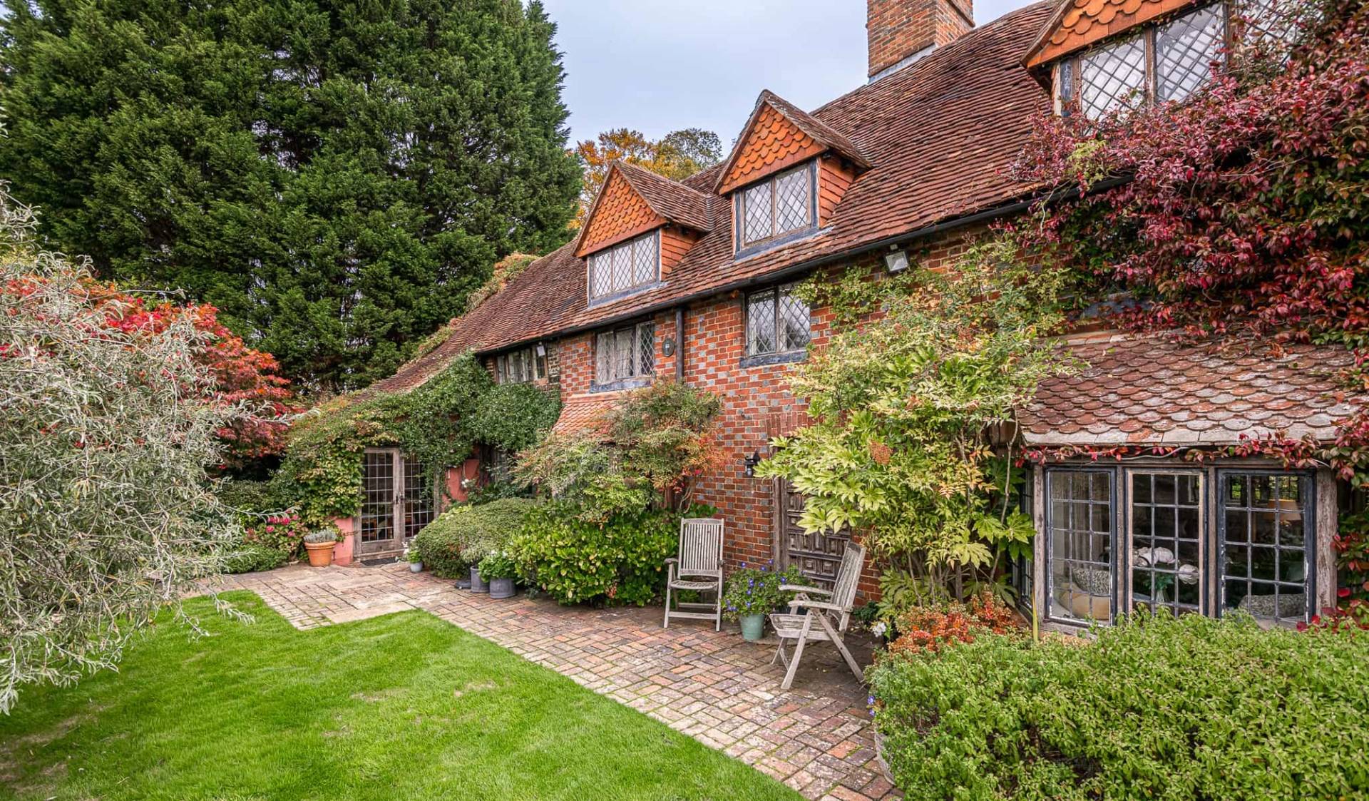 Tudor lake house exterior Guildford – Love Locations