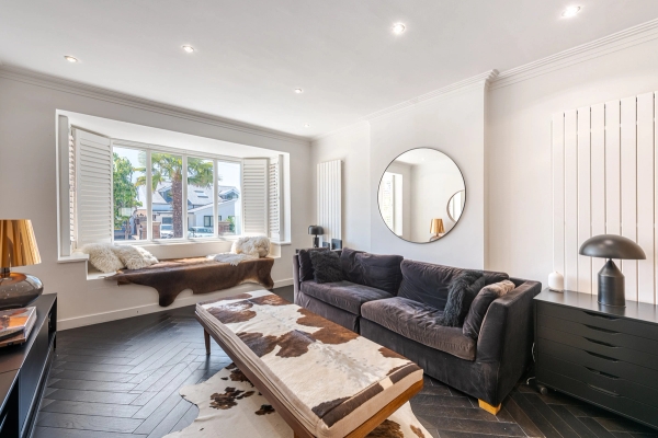 Hove BN3 luxury home with floor-to-ceiling glass doors – Love Locations