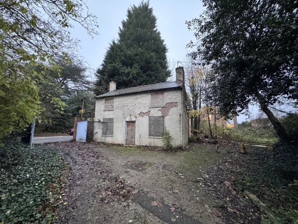 Boarded-up abandoned cottage exterior with peeling cream render, a perfect derelict filming location in Nottinghamshire, listed with Love Locations.