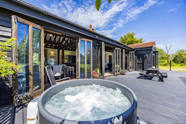 Countryside barn with exposed beams and timber floors RM4 – Love Locations