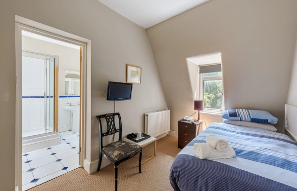 Characterful West London hotel with small kitchen, laundry room and garden