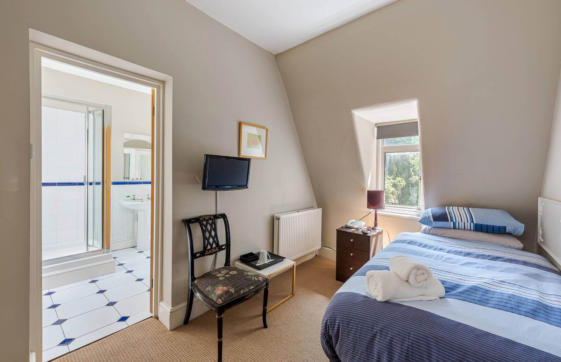 Characterful West London hotel with small kitchen, laundry room and garden
