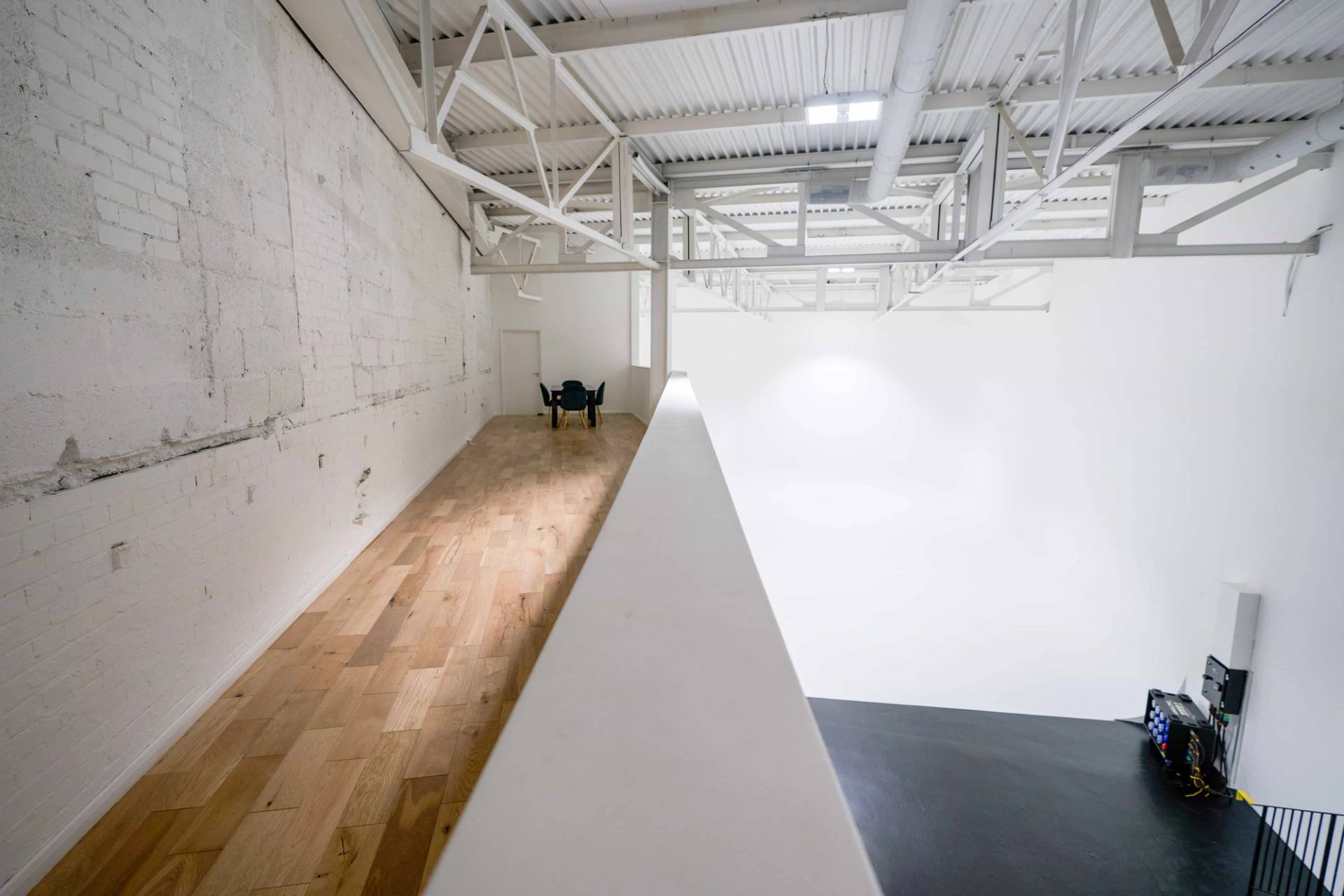 Contemporary white infinity studio for content creation in Acton W3 – love locations