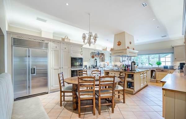 Generous proportions of a 7-bedroom country estate.
