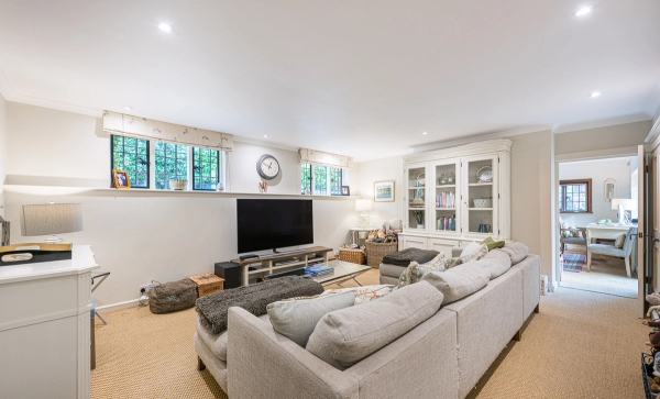 Private lake estate in Guildford Surrey GU5 – Love Locations