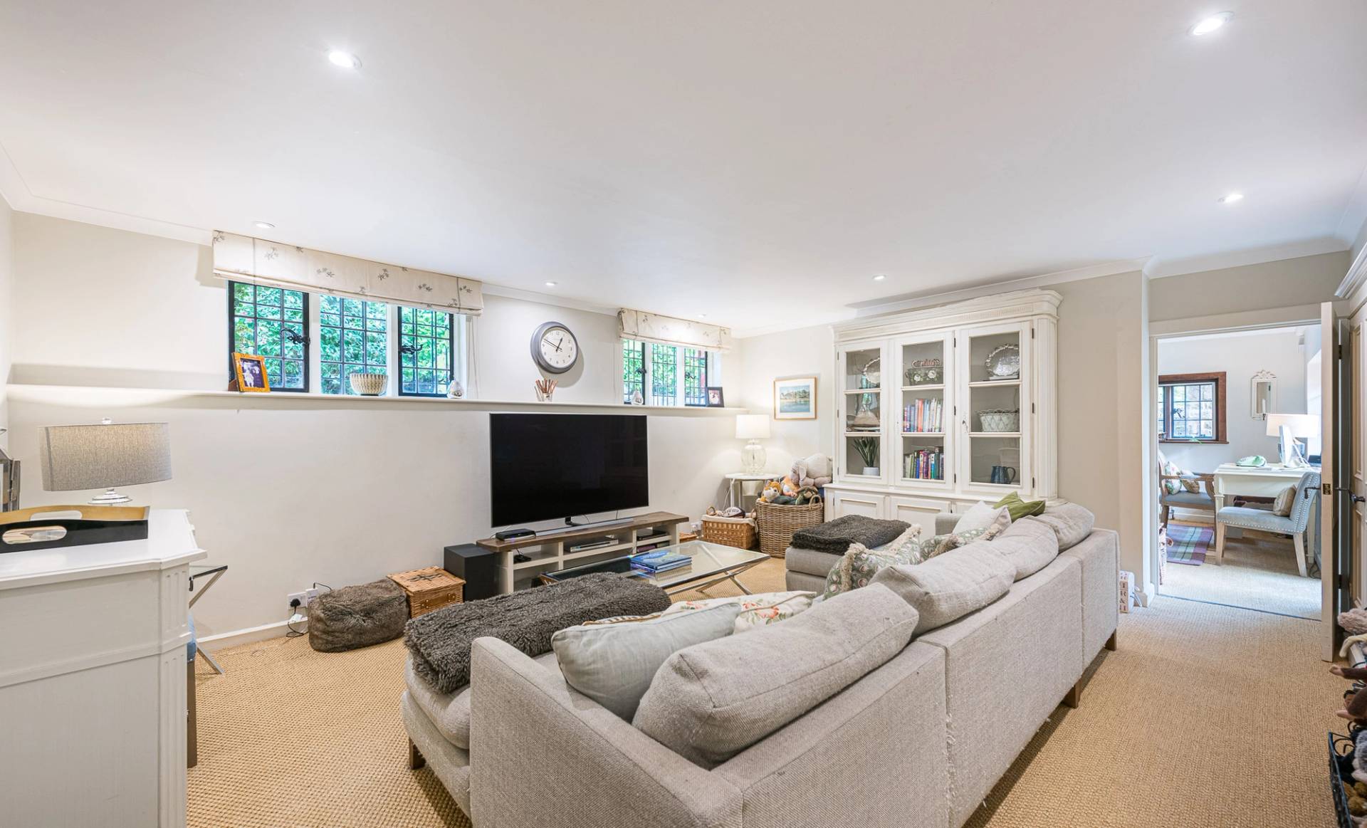 Private lake estate in Guildford Surrey GU5 – Love Locations