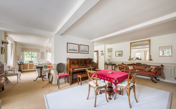 Character lake house with exposed beams GU5 – Love Locations