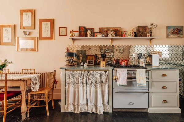 Renovated Victorian kitchen with fireplace and high ceilings in Hackney E8 East London – Love Locations