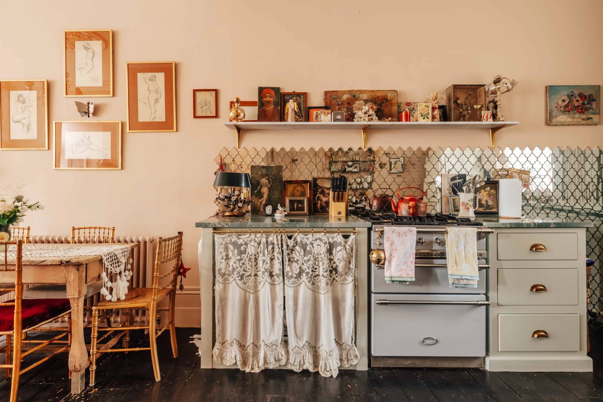 Renovated Victorian kitchen with fireplace and high ceilings in Hackney E8 East London – Love Locations