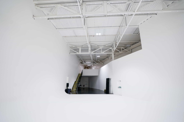 Acton W3 studio space with white infinity wall and production facilities – love locations