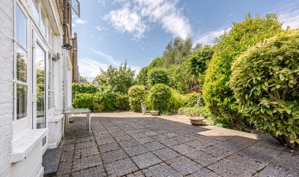 Former hotel property in W6 with bar, lounge and historic interior character