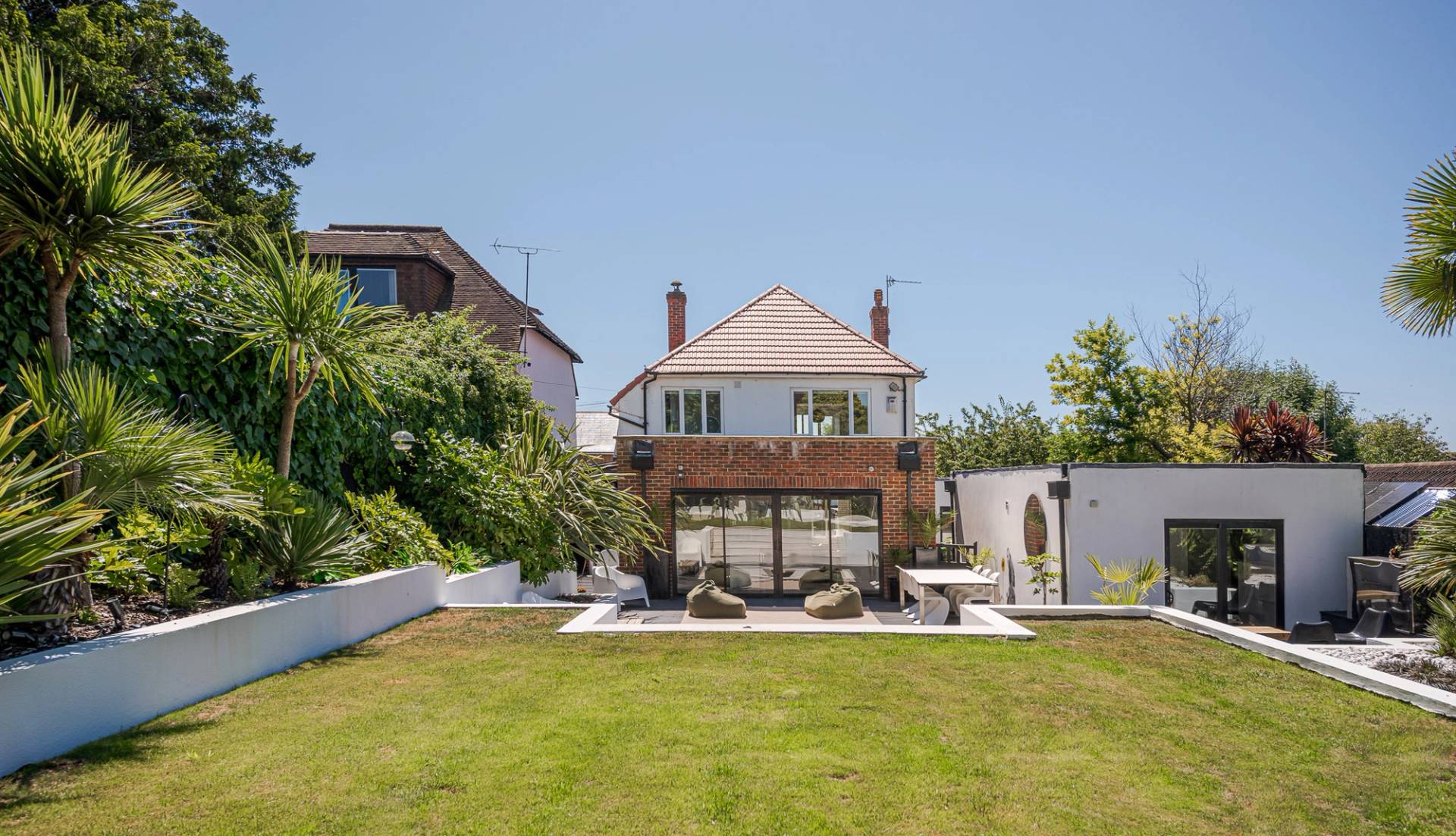 Hove BN3 contemporary home with sunken seating area – Love Locations