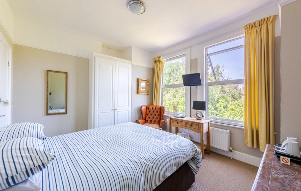 Period former hotel in W6 with lounge, dining room and garden