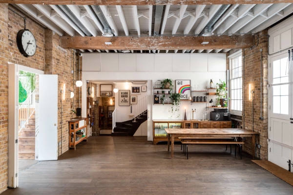 Bright open plan studio with industrial features and large windows in Angel N1 London – love locations