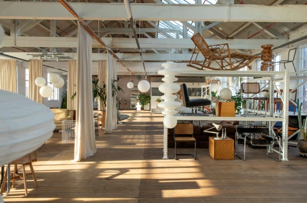 Minimal industrial studio with natural light and open floor in Leicester – love locations