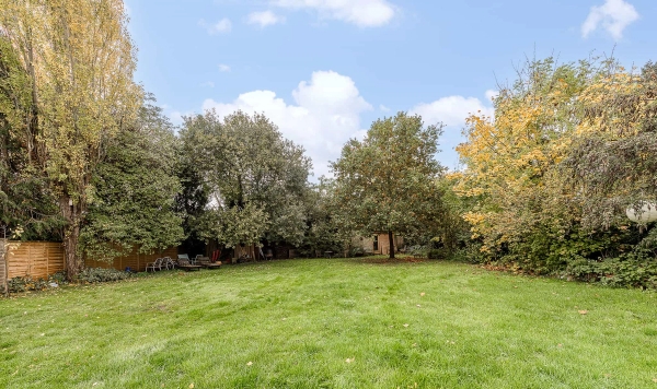 RG9 contemporary property with mixed materials – Love Locations